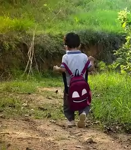 débutant en randonnée avec un sac
